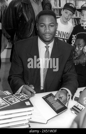 Lennox Lewis alla firma della sua biografia nel 1993 a Kingston-upon-Thames, Surrey, Regno Unito Foto Stock