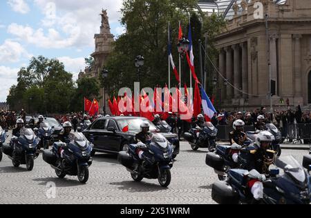 Parigi, Francia. 6 maggio 2024. Il corteo del presidente cinese Xi Jinping e di sua moglie Peng Liyuan è scortato da guardie a cavallo e motociclette all'Elysee Palace dopo una cerimonia di benvenuto a Parigi, in Francia, il 6 maggio 2024. XI lunedì ha partecipato a una cerimonia di benvenuto tenuta dal Presidente francese Emmanuel Macron. Crediti: Gao Jing/Xinhua/Alamy Live News Foto Stock