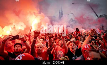 EINDHOVEN - i sostenitori del PSV festeggiano durante l'onore della selezione del PSV su Stadhuisplein. La squadra di Eindhoven è diventata campione nazionale per la 25esima volta dopo aver battuto lo Sparta Rotterdam davanti al proprio pubblico. ANP ROBIN VAN LONKHUIJSEN netherlands Out - belgio Out Foto Stock