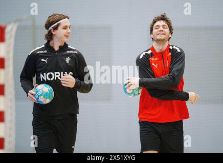 Copenaghen, Danimarca. 6 maggio 2024. Jacob Holm e Niclas Kirkeloekke durante l'allenamento con gli uomini di Handball a Broendby, lunedì 6 maggio 2024. (Foto: Liselotte Sabroe/Ritzau Scanpix) credito: Ritzau/Alamy Live News Foto Stock