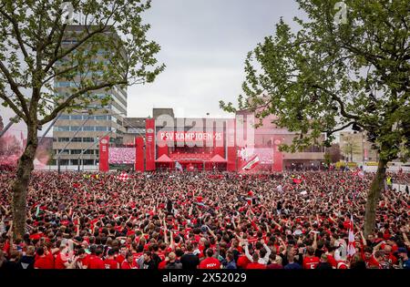 EINDHOVEN - i sostenitori del PSV festeggiano durante l'onore della selezione del PSV su Stadhuisplein. La squadra di Eindhoven è diventata campione nazionale per la 25esima volta dopo aver battuto lo Sparta Rotterdam davanti al proprio pubblico. ANP ROB ENGELAAR netherlands Out - belgio Out Foto Stock