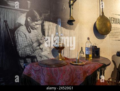 Lampada a cherosene nel Museo Kempisch / Kempuseum sul patrimonio e il patrimonio di Campine nel comune di Brecht, provincia di Anversa, Fiandre, Belgio Foto Stock