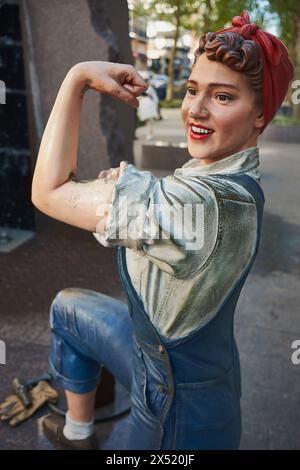 La Street art onora Rosie the Riveter e le donne che hanno prestato servizio nell'industria durante la seconda guerra mondiale Maryland National Harbor, vicino a Washington, DC. Foto Stock