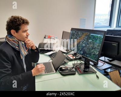 © Lucie Thuillet/radio France/Maxppp - Lucie Thuillet/radio France/Maxppp, 06/05/2024Les laboratoires Cerballiance testent le Transport des échantillons sanguins par des drones entre Granville et Saint-Lô dans la Manche Francia, 6 maggio 2024 i laboratori Cerballiance stanno testando il trasporto di campioni di sangue da droni tra Granville e Saint-Lô a Manche *** didascalia locale *** France Bleu Cotentin crediti: MAXPPP/Alamy Live News Foto Stock