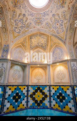 Kashan, Iran - 3 aprile 2024: Sultan Amir Ahmad Bathhouse, noto anche come Qasemi Bathhouse, è un bagno pubblico iraniano tradizionale nel Kashan, IR Foto Stock