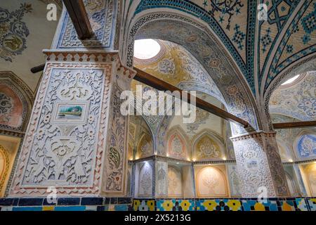 Kashan, Iran - 3 aprile 2024: Sultan Amir Ahmad Bathhouse, noto anche come Qasemi Bathhouse, è un bagno pubblico iraniano tradizionale nel Kashan, IR Foto Stock