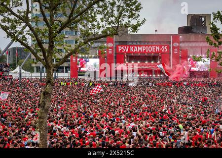 EINDHOVEN - i sostenitori del PSV festeggiano durante l'onore della selezione del PSV su Stadhuisplein. La squadra di Eindhoven è diventata campione nazionale per la 25esima volta dopo aver battuto lo Sparta Rotterdam davanti al proprio pubblico. ANP ROB ENGELAAR netherlands Out - belgio Out Foto Stock