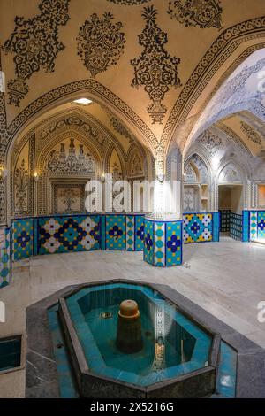 Kashan, Iran - 3 aprile 2024: Sultan Amir Ahmad Bathhouse, noto anche come Qasemi Bathhouse, è un bagno pubblico iraniano tradizionale nel Kashan, IR Foto Stock