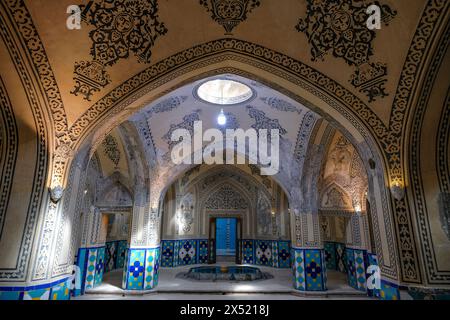 Kashan, Iran - 3 aprile 2024: Sultan Amir Ahmad Bathhouse, noto anche come Qasemi Bathhouse, è un bagno pubblico iraniano tradizionale nel Kashan, IR Foto Stock