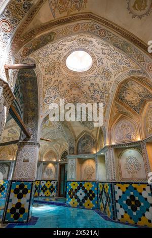 Kashan, Iran - 3 aprile 2024: Sultan Amir Ahmad Bathhouse, noto anche come Qasemi Bathhouse, è un bagno pubblico iraniano tradizionale nel Kashan, IR Foto Stock