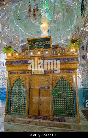 Kashan, Iran - 3 aprile 2024: Imamzadeh Sultan Amir Ahmad è mausoleo a cupola nella città di Kashan, Iran. Foto Stock