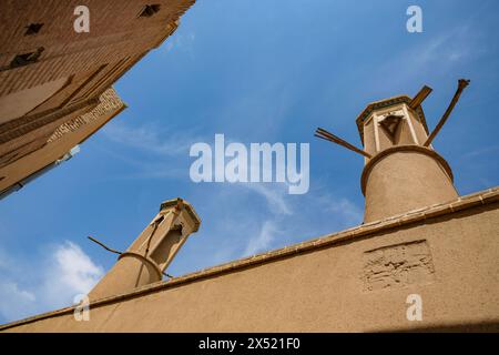 Kashan, Iran - 3 aprile 2024: Torri del vento, l'elemento architettonico tradizionale persiano per creare una ventilazione naturale negli edifici della città vecchia in Foto Stock