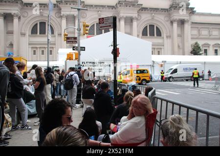 New York, Stati Uniti. 6 maggio 2024. Spettatori davanti al Metropolitan Museum ore prima dell'inizio del Met Gala di quest'anno. Crediti: Christina Horsten/dpa/Alamy Live News Foto Stock