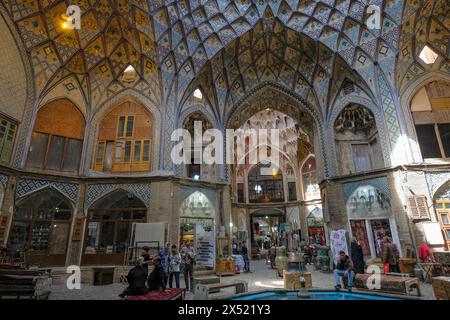 Kashan, Iran - 3 aprile 2024: Aminoddole Caravanserai è una delle numerose piazze del Bazar di Kashan, Iran. Foto Stock