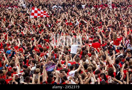 EINDHOVEN - i sostenitori del PSV festeggiano durante l'onore della selezione del PSV su Stadhuisplein. La squadra di Eindhoven è diventata campione nazionale per la 25esima volta dopo aver battuto lo Sparta Rotterdam davanti al proprio pubblico. ANP ROB ENGELAAR netherlands Out - belgio Out Foto Stock