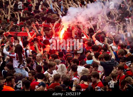 EINDHOVEN - i sostenitori del PSV festeggiano durante l'onore della selezione del PSV su Stadhuisplein. La squadra di Eindhoven è diventata campione nazionale per la 25esima volta dopo aver battuto lo Sparta Rotterdam davanti al proprio pubblico. ANP ROB ENGELAAR netherlands Out - belgio Out Foto Stock