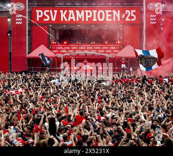 EINDHOVEN - i sostenitori del PSV festeggiano durante l'onore della selezione del PSV su Stadhuisplein. La squadra di Eindhoven è diventata campione nazionale per la 25esima volta dopo aver battuto lo Sparta Rotterdam davanti al proprio pubblico. ANP ROB ENGELAAR netherlands Out - belgio Out Foto Stock