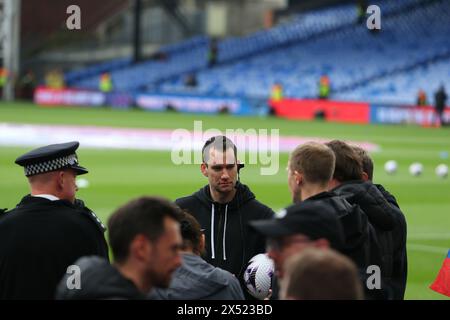 Selhurst Park, Selhurst, Londra, Regno Unito. 6 maggio 2024. Premier League Football, Crystal Palace contro il Manchester United; arbitro Jarred Gillett in discussione con la polizia allo stadio prima della partita. Può essere visto con una RefCam montata sulla testa. Credito: Action Plus Sports/Alamy Live News Foto Stock