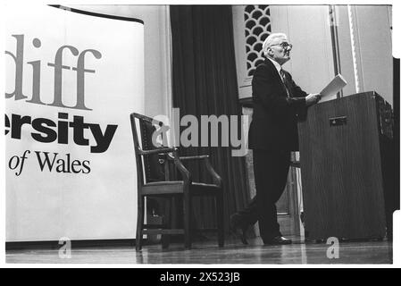 PETER SCHAFFER, DRAMMATURGO, 1995: Drammaturgo e sceneggiatore Peter Shaffer tiene un discorso alla Cardiff University, Cardiff, Galles, Regno Unito, il 17 ottobre 1995. Foto: Rob Watkins. INFORMAZIONI: Peter Shaffer, drammaturgo britannico nato il 15 maggio 1926 a Liverpool, Inghilterra, è celebrato per opere come "Equus" e "Amadeus". La sua magistrale narrazione, le ricche caratterizzazioni e l'esplorazione di temi psicologici gli hanno fatto guadagnare il plauso della critica e numerosi premi durante la sua illustre carriera. Foto Stock