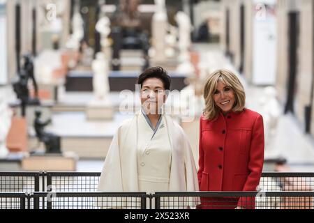 Parigi, Francia. 6 maggio 2024. @ Pool/ ISA HARSIN/Maxppp, Francia, parigi, 2024/05/06 Brigitte Macron e la moglie del presidente cinese Peng Liyuan hanno visitato il Museo d'Orsay con il presidente del museo Sylvain Amic, a Parigi il 6 maggio 2024, in occasione della visita di Stato del presidente cinese XI Jinping a Parigi. Parigi, FRANCIA - *** didascalia locale *** 01156648 credito: MAXPPP/Alamy Live News Foto Stock