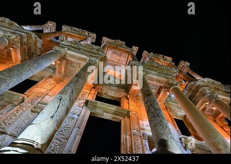 Vista notturna illuminata della biblioteca di Celso nell'antica città di Efeso. Foto Stock