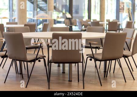 sedie e tavoli rotondi nel ristorante Foto Stock