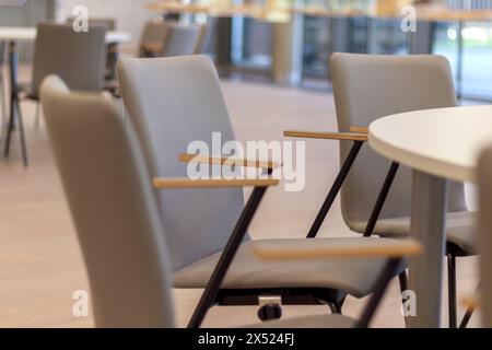 sedie e tavoli rotondi nel ristorante Foto Stock