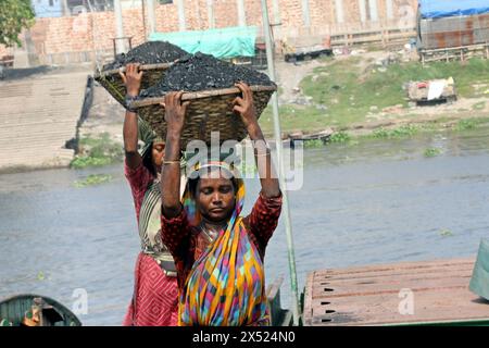 Il 6 maggio 2024 i lavoratori dell'Arbeiter transpoertieren Kohle a Dacca scaricano carbone da una nave cargo sul fiume Turag a Dacca, Bangladesh. Dhaka Distretto di Dhaka Bangladesh Copyright: XHabiburxRahmanx Foto Stock