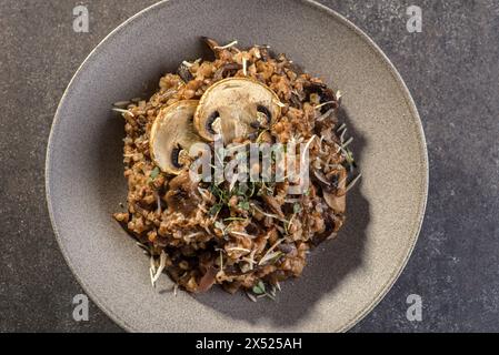 grano saraceno con funghi e parmigiano. Foto di alta qualità Foto Stock