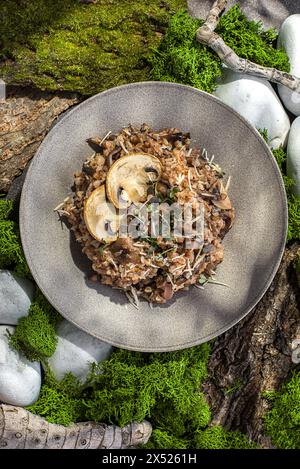 grano saraceno con funghi e parmigiano. Foto di alta qualità Foto Stock