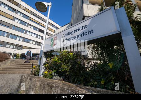 Amtsgericht und Arbeitsgericht Siegburg. 08.03.2024, Siegburg. Siegburg ist Sitz des Amtsgerichts Siegburg, das für die Städte Hennef, Lohmar, Niederkassel, Sankt Augustin, Siegburg und Troisdorf sowie für die Gemeinden Eitorf, Much, Neunkirchen-Seelscheid und Ruppichteroth im rechtsrheinischen Teil des Rhein-Sieg-Kreises zuständig ist. Foto: Eingangsbereich des Amtsgerichts und Arbeitsgicht Siegburg Siegburg Nordrhein-Westfalen Deutschland *** Tribunale locale e tribunale del lavoro di Siegburg 08 03 2024, Siegburg Siegburg è la sede del Tribunale locale di Siegburg, responsabile delle città di Henne Foto Stock