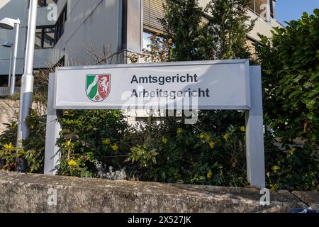 Amtsgericht und Arbeitsgericht Siegburg. 08.03.2024, Siegburg. Siegburg ist Sitz des Amtsgerichts Siegburg, das für die Städte Hennef, Lohmar, Niederkassel, Sankt Augustin, Siegburg und Troisdorf sowie für die Gemeinden Eitorf, Much, Neunkirchen-Seelscheid und Ruppichteroth im rechtsrheinischen Teil des Rhein-Sieg-Kreises zuständig ist. Foto: Eingangsbereich des Amtsgerichts und Arbeitsgicht Siegburg Siegburg Nordrhein-Westfalen Deutschland *** Tribunale locale e tribunale del lavoro di Siegburg 08 03 2024, Siegburg Siegburg è la sede del Tribunale locale di Siegburg, responsabile delle città di Henne Foto Stock