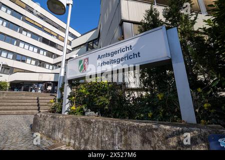 Amtsgericht und Arbeitsgericht Siegburg. 08.03.2024, Siegburg. Siegburg ist Sitz des Amtsgerichts Siegburg, das für die Städte Hennef, Lohmar, Niederkassel, Sankt Augustin, Siegburg und Troisdorf sowie für die Gemeinden Eitorf, Much, Neunkirchen-Seelscheid und Ruppichteroth im rechtsrheinischen Teil des Rhein-Sieg-Kreises zuständig ist. Foto: Eingangsbereich des Amtsgerichts und Arbeitsgicht Siegburg Siegburg Nordrhein-Westfalen Deutschland *** Tribunale locale e tribunale del lavoro di Siegburg 08 03 2024, Siegburg Siegburg è la sede del Tribunale locale di Siegburg, responsabile delle città di Henne Foto Stock