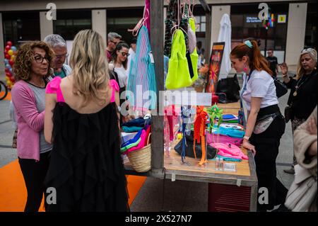 Mercato dell'abbigliamento e dell'artigianato durante l'Aragon Fashion Week 2024, Saragozza, Spagna Foto Stock