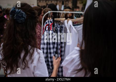 Mercato dell'abbigliamento e dell'artigianato durante l'Aragon Fashion Week 2024, Saragozza, Spagna Foto Stock