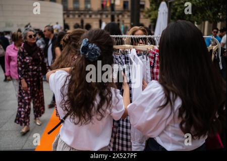 Mercato dell'abbigliamento e dell'artigianato durante l'Aragon Fashion Week 2024, Saragozza, Spagna Foto Stock