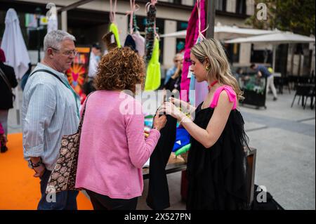 Mercato dell'abbigliamento e dell'artigianato durante l'Aragon Fashion Week 2024, Saragozza, Spagna Foto Stock