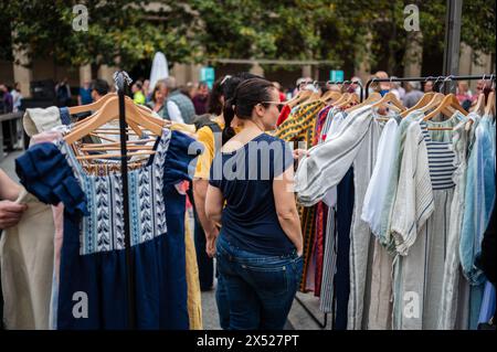 Mercato dell'abbigliamento e dell'artigianato durante l'Aragon Fashion Week 2024, Saragozza, Spagna Foto Stock