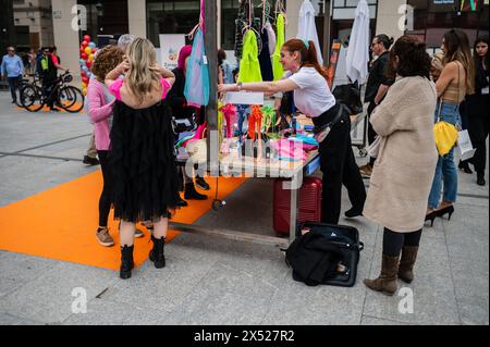 Mercato dell'abbigliamento e dell'artigianato durante l'Aragon Fashion Week 2024, Saragozza, Spagna Foto Stock