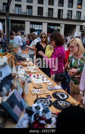 Mercato dell'abbigliamento e dell'artigianato durante l'Aragon Fashion Week 2024, Saragozza, Spagna Foto Stock