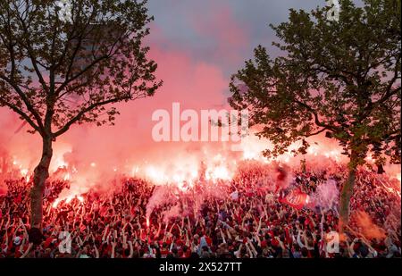 EINDHOVEN - i sostenitori del PSV festeggiano durante l'onore della selezione del PSV su Stadhuisplein. La squadra di Eindhoven è diventata campione nazionale per la 25esima volta dopo aver battuto lo Sparta Rotterdam davanti al proprio pubblico. ANP ROB ENGELAAR netherlands Out - belgio Out Foto Stock