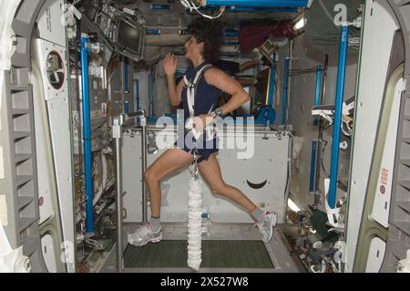 Stazione spaziale Internazionale, orbita terrestre. 4 agosto 2012. L'astronauta della NASA Sunita Williams, ingegnere di volo della Expedition 32, equipaggiato con un'imbracatura bungee, si esercita sul tapis roulant della resistenza esterna a carico operativo combinato all'interno del modulo Tranquility della stazione spaziale Internazionale, 4 agosto 2012, in Earth Orbit. Credito: Asronaut provided/NASA Photo/Alamy Live News Foto Stock