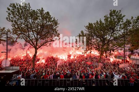 EINDHOVEN - i sostenitori del PSV festeggiano durante l'onore della selezione del PSV su Stadhuisplein. La squadra di Eindhoven è diventata campione nazionale per la 25esima volta dopo aver battuto lo Sparta Rotterdam davanti al proprio pubblico. ANP ROB ENGELAAR netherlands Out - belgio Out Foto Stock