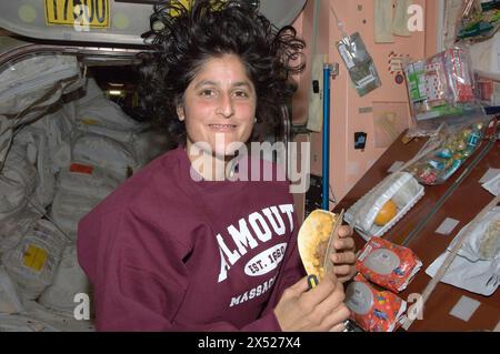 Stazione spaziale Internazionale, orbita terrestre. 5 agosto 2012. L'astronauta della NASA Sunita Williams, ingegnere di volo della Expedition 32, si prepara a mangiare uno spuntino di tacos di fagioli e formaggio presso la cucina all'interno del modulo Unity della stazione spaziale Internazionale, 5 agosto 2012, a Earth Orbit. Credito: Asronaut provided/NASA Photo/Alamy Live News Foto Stock