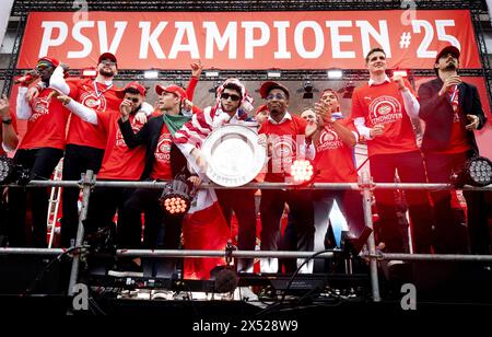Eindhoven, Paesi Bassi. 6 maggio 2024. EINDHOVEN - la selezione PSV festeggia durante la cerimonia di Stadhuisplein. La squadra di Eindhoven è diventata campione nazionale per la 25esima volta dopo aver battuto lo Sparta Rotterdam davanti al proprio pubblico. Credito ANP ROB ENGELAAR: ANP/Alamy Live News Foto Stock