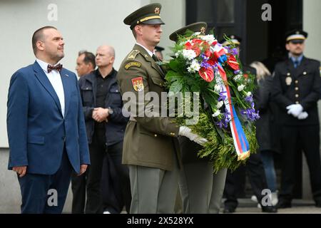 Pilsen, Repubblica Ceca. 6 maggio 2024. Il ministro della cultura ceco Martin Baxa, a sinistra, partecipa a un evento commemorativo principale del Festival della Liberazione Pilsen, Grazie, America!, a Pilsen, Repubblica Ceca, il 6 maggio 2024. Crediti: Miroslav Chaloupka/CTK Photo/Alamy Live News Foto Stock