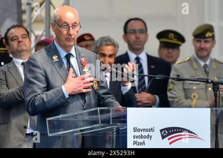 Pilsen, Repubblica Ceca. 6 maggio 2024. Luc Rensonnet (a sinistra) ha tenuto un brindisi per le famiglie dei veterani belgi durante un evento commemorativo principale del Festival della Liberazione Pilsen, Thank You, America!, a Pilsen, Repubblica Ceca, il 6 maggio 2024. Crediti: Miroslav Chaloupka/CTK Photo/Alamy Live News Foto Stock