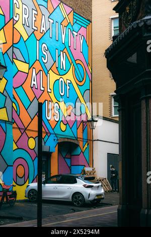 Londra - 24 luglio 2021 - grande Paintshop Artwork Graffiti Wall lungo London Street, Regno Unito Foto Stock