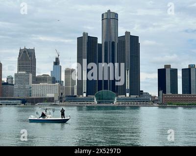 Alcuni pescatori alla deriva per Walleye sul fiume Detroit con lo skyline di Detroit, Michigan sullo sfondo (maggio 2024). Foto Stock