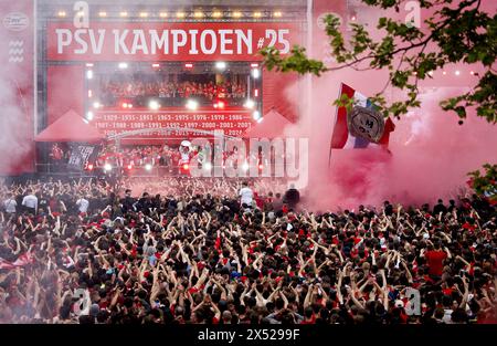 Eindhoven, Paesi Bassi. 6 maggio 2024. EINDHOVEN - la selezione PSV festeggia durante la cerimonia di Stadhuisplein. La squadra di Eindhoven è diventata campione nazionale per la 25esima volta dopo aver battuto lo Sparta Rotterdam davanti al proprio pubblico. Credito ANP ROB ENGELAAR: ANP/Alamy Live News Foto Stock